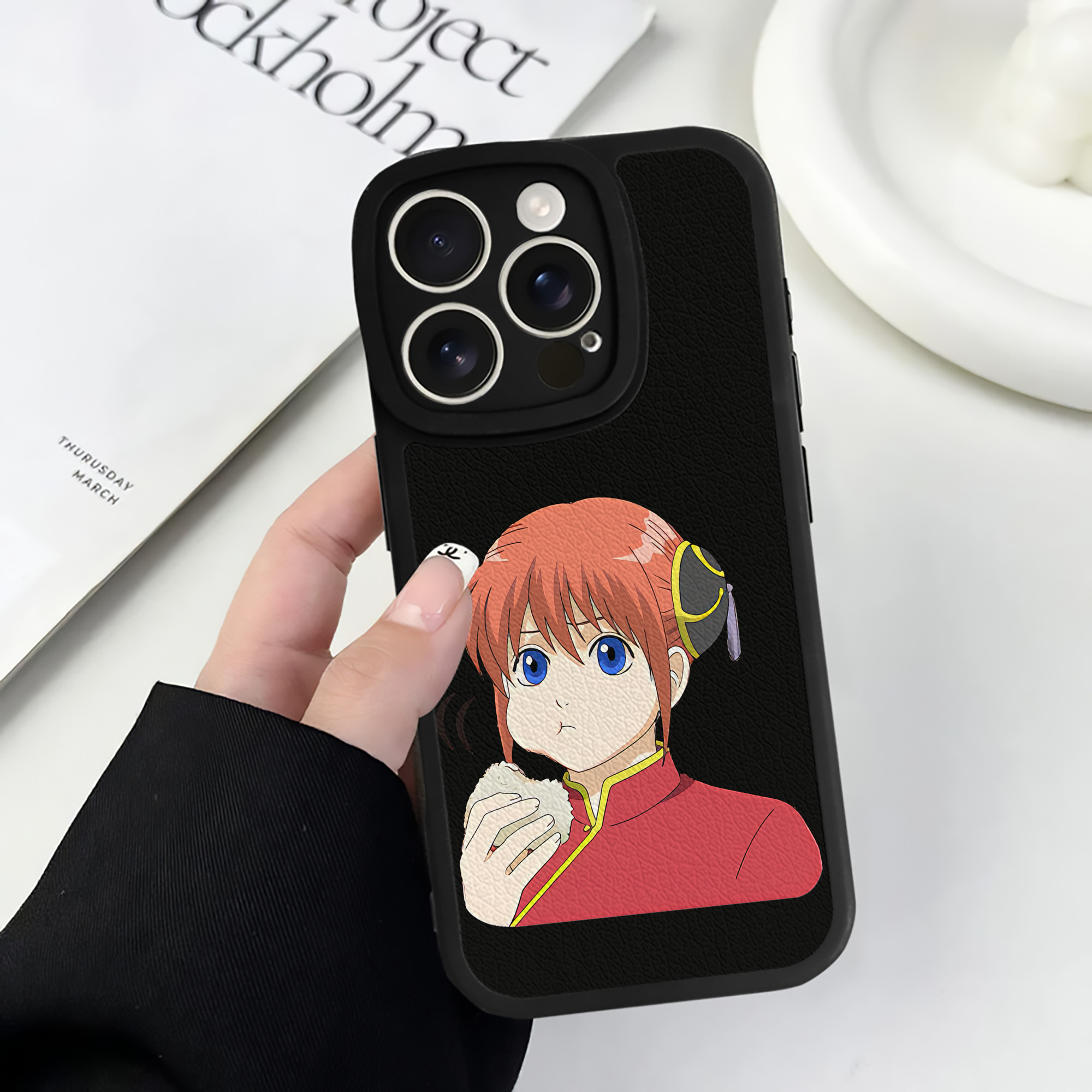 （画像用） ぎんたま 坂田銀時（さかたぎんとき） 神楽 志村新八（しむら しんぱち） GINTAMA Sakata Gintoki Kagura Shimura Shinpachi 【iPhone 16シリーズ対応】シリコンスマホケース（レザー調） 材質：シリコン
